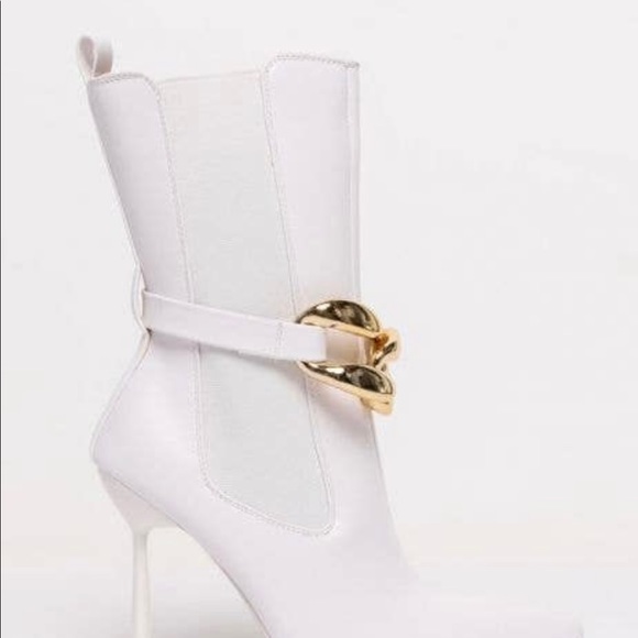White Chic Boots w/Gold Chain - Picture 3 of 5
